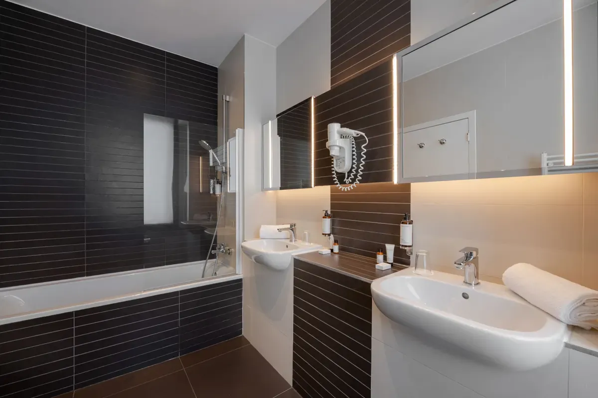 Double room bathroom with bathtub and double washbasin