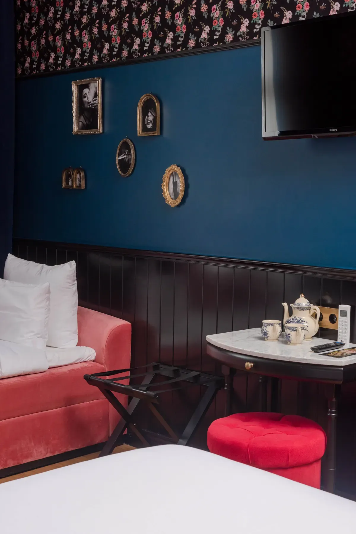 Banquette and red pouffe in the triple room
