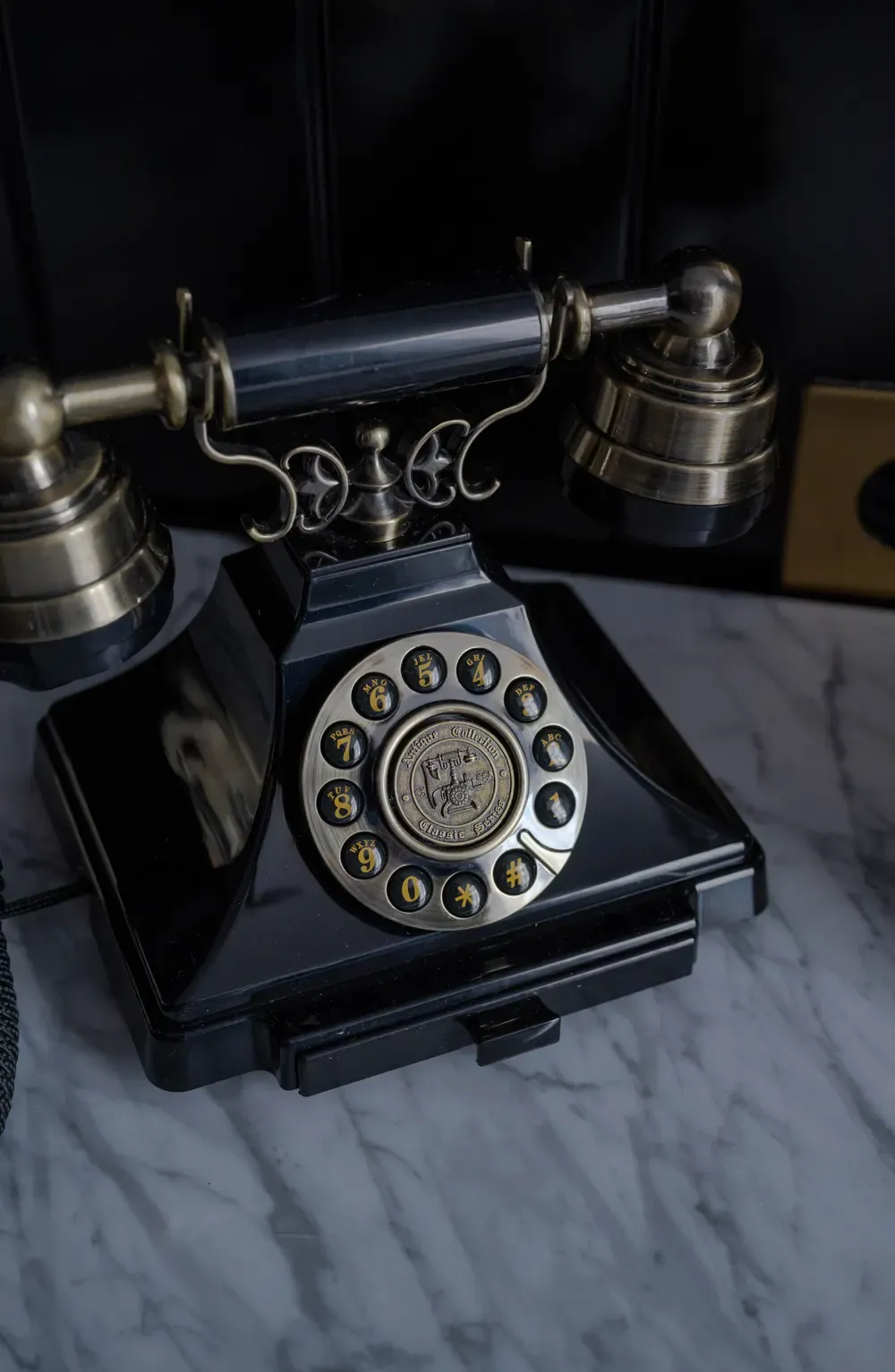 Retrotelefoon op het marmer van een kamer