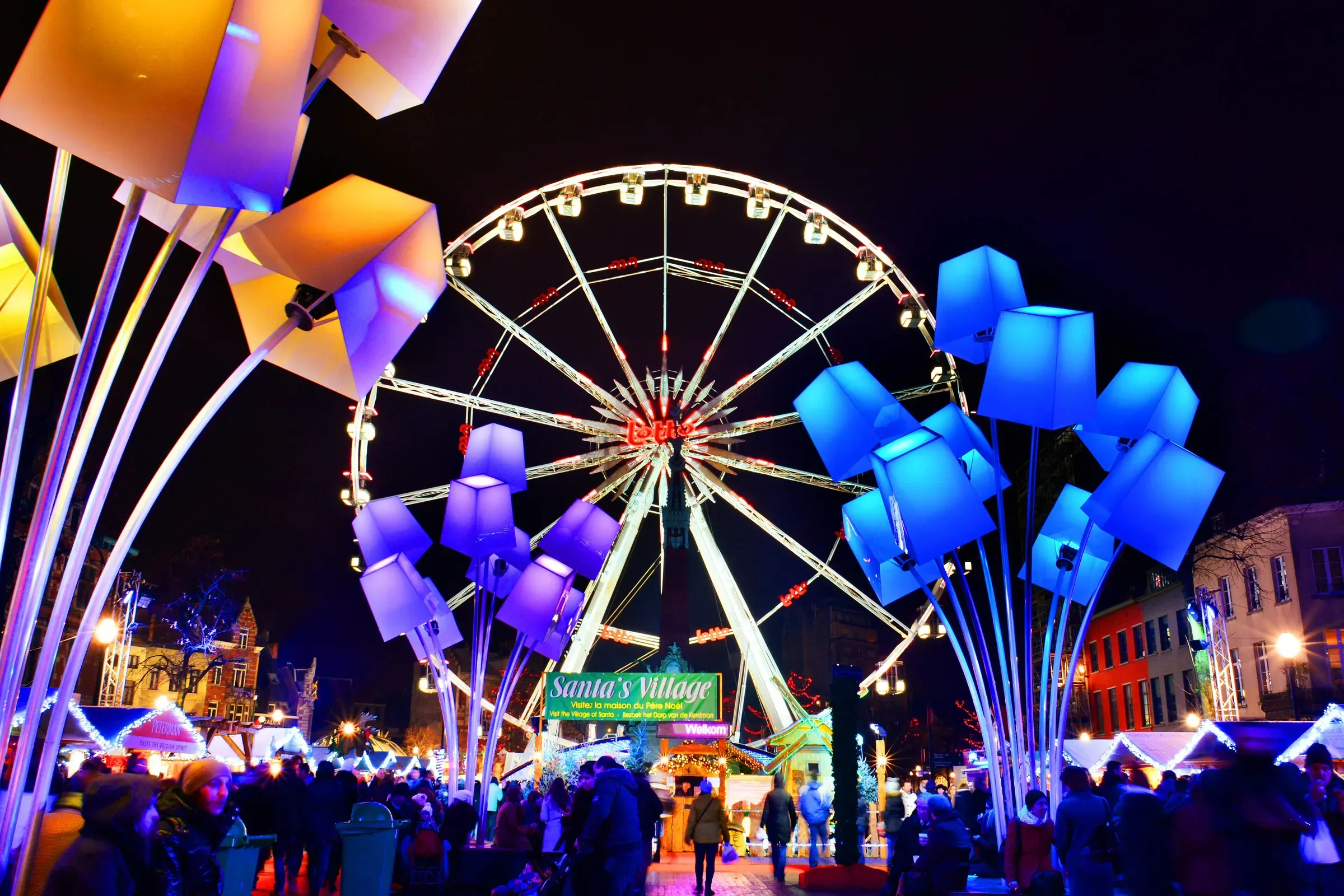 The illuminated Ferris wheel and light installations of Winter Wonders in Brussels