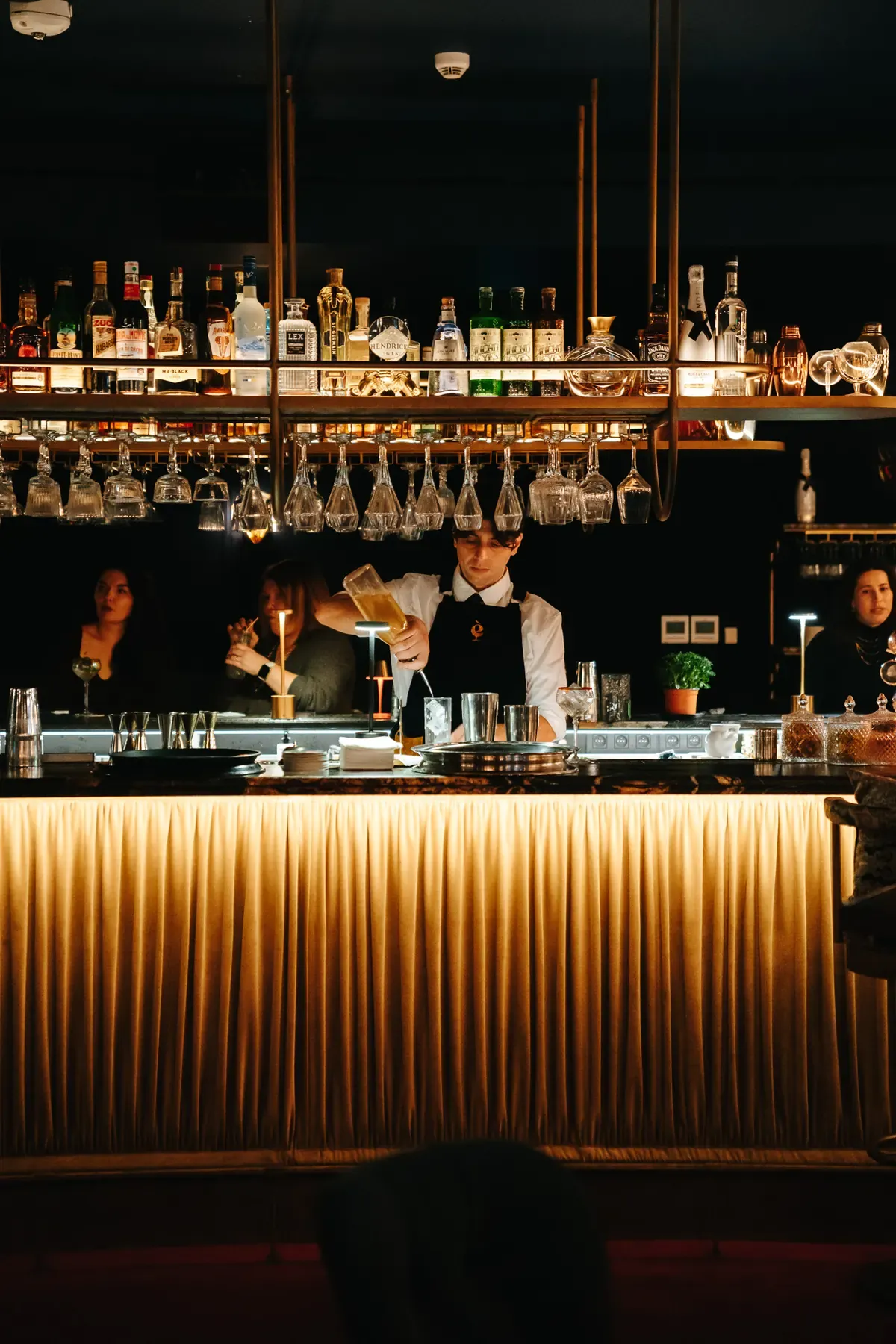 The illuminated counter of the Scène bar, on the Atrium level of Craves